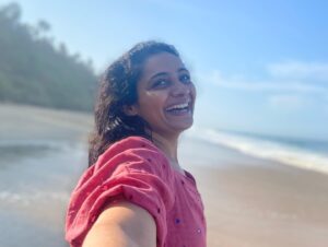 Meera Vasudevan Instagram - How many of you love the sun and the sea? 
The incessant waves resonate with the tumbling thoughts in our minds that finally fall and break on the soul of the beach and expose themselves for what they are…just foam! 
Better to live , love, give and get peace and connect to your inner and outer nature as often as you can! The silence of the heart and the mouth are far more powerful than mindless restless action of the ‘wave’ring mind! 
Here’s to finding your peace like I do ❤️
Wishing you all a wonderful festive season!
#festiveseason #meeravasudevan #actormeeravasudevan #actressmeeravasudevan #meeravasudev #sunandsurf #beach #peace #grace #fresh #sunset #silence #love #blessed