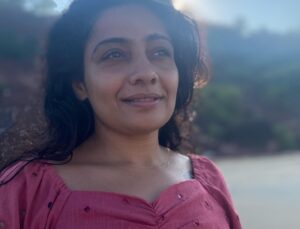 Meera Vasudevan Instagram - How many of you love the sun and the sea? 
The incessant waves resonate with the tumbling thoughts in our minds that finally fall and break on the soul of the beach and expose themselves for what they are…just foam! 
Better to live , love, give and get peace and connect to your inner and outer nature as often as you can! The silence of the heart and the mouth are far more powerful than mindless restless action of the ‘wave’ring mind! 
Here’s to finding your peace like I do ❤️
Wishing you all a wonderful festive season!
#festiveseason #meeravasudevan #actormeeravasudevan #actressmeeravasudevan #meeravasudev #sunandsurf #beach #peace #grace #fresh #sunset #silence #love #blessed