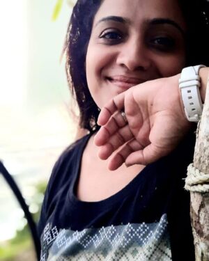 Meera Vasudevan Instagram - Poise… not just pose ❤️
#meeravasudevan #actormeeravasudevan #actressmeeravasudevan #meeravasudev #simple #elegant #graceful #happy #smile #poise