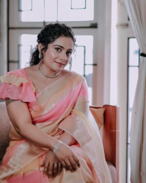 Meera Vasudevan Instagram - @meeravasudevan won the 1st Kerala vision television award for most popular actress as sumithra on kudumbavilakku on Asianet.

Costume by : @byhand.in 

Makeup : @unnimayathe artist

hair : @makeover by nila karthika

Photocredits : @aperture.fox 

Her manager/ Style consultant @vinodsupriya #meeravasudevan #meeravasudev #keralavision
#1stkeralavisiontelevisionawards #mostpopularactress2023 #mostpopularacttess2022 #asianet #actormeeravasudevan #actormeeravasudevan #actressmeeravasudev #grateful #peace #blessed #supriyavinodformeeravasudevan #makeup#celebrity #makeup