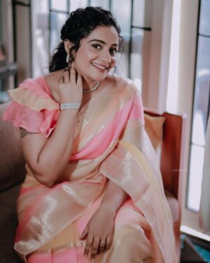 Meera Vasudevan Instagram - @meeravasudevan won the 1st Kerala vision television award for most popular actress as sumithra on kudumbavilakku on Asianet.

Costume by : @byhand.in 

Makeup : @unnimayathe artist

hair : @makeover by nila karthika

Photocredits : @aperture.fox 

Her manager/ Style consultant @vinodsupriya #meeravasudevan #meeravasudev #keralavision
#1stkeralavisiontelevisionawards #mostpopularactress2023 #mostpopularacttess2022 #asianet #actormeeravasudevan #actormeeravasudevan #actressmeeravasudev #grateful #peace #blessed #supriyavinodformeeravasudevan #makeup#celebrity #makeup