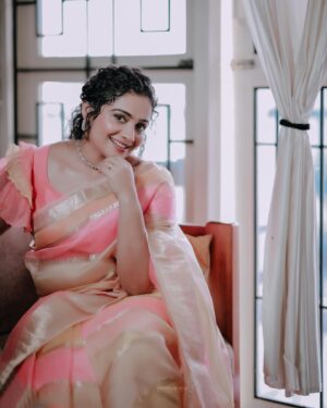 Meera Vasudevan Instagram - @meeravasudevan won the 1st Kerala vision television award for most popular actress as sumithra on kudumbavilakku on Asianet.

Costume by : @byhand.in 

Makeup : @unnimayathe artist

hair : @makeover by nila karthika

Photocredits : @aperture.fox 

Her manager/ Style consultant @vinodsupriya #meeravasudevan #meeravasudev #keralavision
#1stkeralavisiontelevisionawards #mostpopularactress2023 #mostpopularacttess2022 #asianet #actormeeravasudevan #actormeeravasudevan #actressmeeravasudev #grateful #peace #blessed #supriyavinodformeeravasudevan #makeup#celebrity #makeup