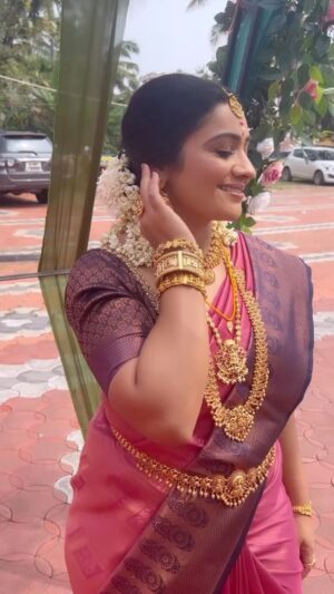 Meera Vasudevan Instagram - #sumitra is getting married! Her choice for jewellery is @orangebeautycollection2022 of Pathanamthitta … Jewellery reflects the splendour of a bride. Her wedding dress reflects her feelings, her persona and her grace… 
Sumitra’s costume is a beautiful champagne- navy blue silk gold saree by @vastraabharana 
Costume and jewellery by courtesy of my manager Supriya @vinodsupriya 
This lovely edit by my talented costar Ashwathy @ashwathy_ash_ 
Hairstyled by @lathikasubru Lathika 
#wedding #sumitra #sumitraswedding #kudumbavilakku #orangebeautycollection2022 #vastraabharana #meeravasudevan #actressmeeravasudevan #actormeeravasudevan #grace #beauty #woman #bride #bridetobe #weddingday #weddingdress #wedsingsaree #weddingjewellery #bridalbeauty