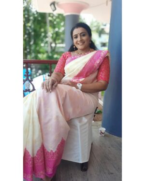 Meera Vasudevan Instagram - Draped in elegance 💗💗💗💗

Meera Vasudevan in Rossanns style

@asianet 
@kudumbavilaku_offical 

#sareelove #Kudumbavilaku #saree 
#serial #malayalam #asianet