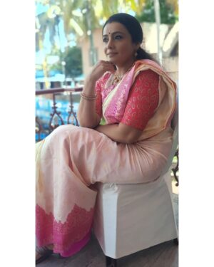 Meera Vasudevan Instagram - Draped in elegance 💗💗💗💗

Meera Vasudevan in Rossanns style

@asianet 
@kudumbavilaku_offical 

#sareelove #Kudumbavilaku #saree 
#serial #malayalam #asianet