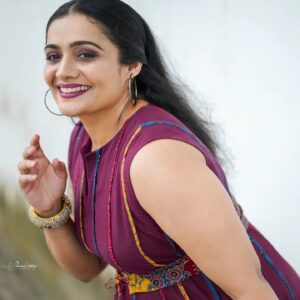 Meera Vasudevan Instagram - @officialmeeravasudevan ♥️

Shoot for asianet start music aaradhyam paadum season 5

Mua : @unnimaaya_das 
 : @unnimaya_the_artist 

Hair : @makeover_by__nila_karthika_ 
 : @karth_ika_seemon04 

Snap📸 : @shamnad_mattaya_ 

Costume courtesy : @byhand.in ♥️

Spcl thanks to : @bhasker_aravind 

Manager : @vinodsupriya
