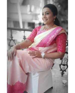 Meera Vasudevan Instagram - Draped in elegance 💗💗💗💗

Meera Vasudevan in Rossanns style

@asianet 
@kudumbavilaku_offical 

#sareelove #Kudumbavilaku #saree 
#serial #malayalam #asianet