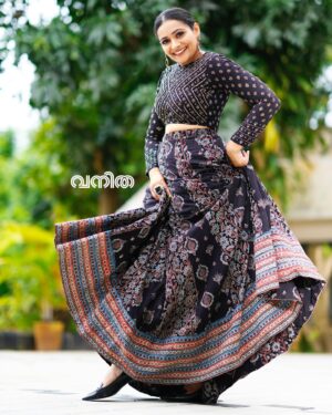 Meera Vasudevan Instagram - One of my favourite pics for @vanithamagazine by @sreekanth_kalarickal 
Photoshoot managed for me by my PR and manager @vinodsupriya 

Inframe : @officialmeeravasudevan
@vanithamagazine 
.
📷 : @sreekanth_kalarickal
MUA : @karthika.nitheesh 
Costume : @klumbyprajinajaanaki
Jewellery : @ashwathy_ash_ 

#meeravasudevan #actormeeravasudevan #actressmeeravasudevan #vanitha #vanithamagazine #supriyavinodformeeravasudevan #sreekanthkalarickal #makeover #photoshoot #grace #elegance #feminine #kalamkari