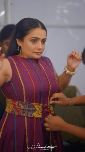 Meera Vasudevan Instagram - Purple magic… and a goth noir look! 

My manager, style consultant @vinodsupriya 
Costume courtesy @byhand.in 
MUA @makeover_by__nila_karthika_  @unnimaya_the_artist 
Photographer @shamnad_mattaya_ 

#meeravasudevan #actormeeravasudevan #actressmeeravasudevan #meeravasudev #actormeeravasudev #actressmeeravasudev #byhand #auberginedress #purpledress #belteddress #cottonkurta #cottondress #supriyavinodformeeravasudevan