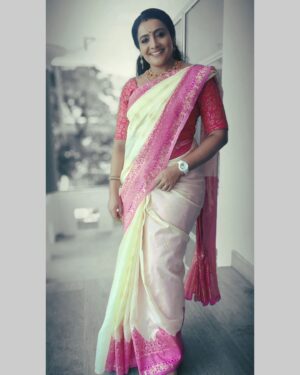 Meera Vasudevan Instagram - Featuring Gorgeous Sumithra draped in Rossanns style 🥰🥰🥰
In frame Beautiful actress Meera Vasudevan draped in Lichi soft silk saree 💖💖💖

Don't miss to watch Kudumbavilaku 
@asianet