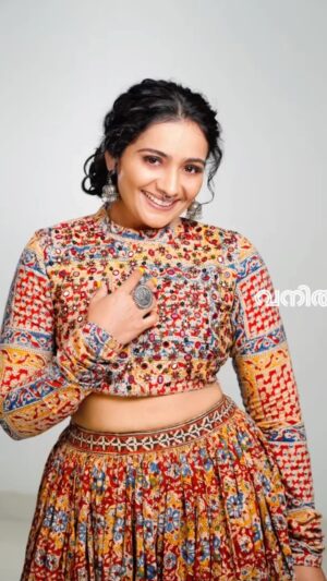 Meera Vasudevan Instagram - A classic Photoshoot for @vanithamagazine by @sreekanth_kalarickal 
Photoshoot managed for me by my PR and manager @vinodsupriya 

Inframe : @officialmeeravasudevan
@vanithamagazine 
.
📷 : @sreekanth_kalarickal
MUA : @karthika.nitheesh 
Costume : @klumbyprajinajaanaki
Jewellery : @ashwathy_ash_ 

#meeravasudevan #actormeeravasudevan #actressmeeravasudevan #vanitha #vanithamagazine #supriyavinodformeeravasudevan #sreekanthkalarickal #makeover #photoshoot #grace #elegance #feminine #kalamkari