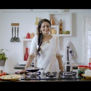 Meera Vasudevan Instagram - Wish you all a Happy Onam from me ! 
This is the first wish from a newly launched product Hyra foods @hyrafoods that I have endorsed! I’m sharing it with you as a gesture of luck and love and abundance! May we all be blessed!! 
#happyonam #meeravasudevan #actormeeravasudevan #actressmeeravasudevan #hyrafoods