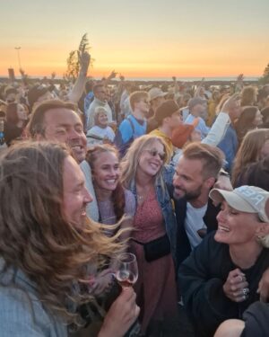 Meeri Koutaniemi Instagram - Kiitos Kaunissaari, Hailuoto ja kummitytöt! ☀️☀️☀️

Saaria, veneitä, uinteja, eväitä, tansseja, tuoksuja, halauksia ja loputon kesän valo. Ei oo ikinä ollut näin antelias loma. 

Ja tänään rakas kummityttöni Louna pääsi ripille ja mua itketti, että hän on kohta jo aikuinen nainen. 😭❤️