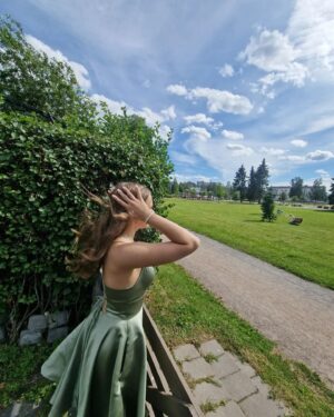 Meeri Koutaniemi Instagram - Kiitos Kaunissaari, Hailuoto ja kummitytöt! ☀️☀️☀️

Saaria, veneitä, uinteja, eväitä, tansseja, tuoksuja, halauksia ja loputon kesän valo. Ei oo ikinä ollut näin antelias loma. 

Ja tänään rakas kummityttöni Louna pääsi ripille ja mua itketti, että hän on kohta jo aikuinen nainen. 😭❤️