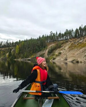 Meeri Koutaniemi Instagram - Paikka, mihin palataan joka vuosi. Lipua Oulanganjokea kanootilla eteenpäin. ❤️

Virtaavaa vuosipäivää @samiyaffaofficial 🙏🏼🧡 Samassa veneessä jo kahdeksatta vuotta. ♾️ 

#ruskajarakkaus
