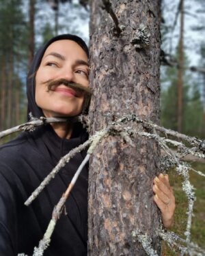 Meeri Koutaniemi Instagram - Hankin tällä viikolla viisi hehtaaria lisää kuusamolaista mettää. Näin voin olla varma, ettei näitä rakkaita naavaisia lapsuudenmetsiä kaadeta omana elinaikana. 🦉 

Niin kauan kuin muistan, oon aina etsinyt metsissä kulkiessani naavaa tai luppoa. Lapsena niistä tehtiin aina tämmöset viikset. Vieläkin metsässä ollessa lainaan yhtä roikkuvaa suikaletta ja laitan sen nenän ja suun väliin viiksiksi. Vain sillä tavalla voi tuntea sen karheuden ja haistaa sitä kunnolla. Naava ja luppo tuoksuu tunkkaselta ja vähän liian rajulta, mutta jotenkin silti oudon hyvältä.

Naava ja luppo on jäkäliä, tarkemmin sanottuna sienten ja levien yhteenliittymiä, jotka kertovat ympäröivästä puhtaasta ilmasta. Ne eivät varasta puun ravinteita eivätkä vettä, vaan saavat kaiken tarvitsemansa ilmasta. Niitä on Suomen metsät täynnä. 

Pidetään elämämme mahdollistaja nimeltä Luonto puhtaana. 

Hyvää Suomen luonnonpäivää! 🇫🇮

#suomenluonnonpäivä #mäntymetsä  #metsänomistajanaiset #naava