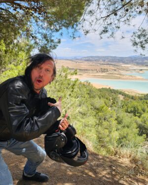 Meeri Koutaniemi Instagram - Päätettiin toteuttaa molempien pitkäaikainen unelma ja ajaa Andalucian läpi prätkällä! Sain juuri päätökseen puolen vuoden rutistuksen uuden tulevan näyttelyn kanssa. Tuntuu, että ois tullut jostain henkisestä umpiosta ulos, missä on keskittynyt vain yhteen asiaan ja vältellyt katsomasta muualle. Vihdoin aivot kirjaimellisesti tuulettuu! 🌬

Aloitettiin matka laivalla kotoa Mallorcalta ja jatkettiin kalastajakylään La Isleta del Moroon, joka oli hetkeen unohtunut lintujen, koirien ja kalojen koti. Upea paikka! Granadassa parasta oli flamenco ja Rondassa pullistuneet kallioseinämät. Seuraavaksi eksytään Sevillaan ja sieltä reitit on auki seuraaviin. Onko mielessäsi joku paikka, missä kannattaisi kääntyä, kiipeillä tai kumartua? 

Ja näyttelystä vielä sen verran! Pienestä lähtien oon halunnut mennä puiden sisään. Niinpä päätin kokeilla, voisiko se olla mahdollista. Puu, joka nielaisi naisen -näyttely avautuu Konst & Formissa Gumbostrandissa 14.6 ja on avoinna syyskuuhun. Tervetuloa sinne kesäretkelle! 🌳

Nyt jatkuu matka kohti vuoria, luolia, mosaiikkiseiniä, tapaksia ja oikeita vääriä suuntia!

#maatapitkin