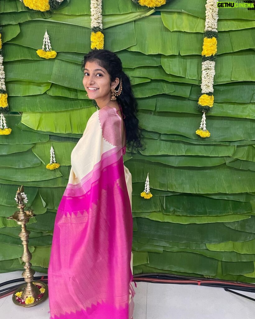 Meetha Raghunath Instagram - My personality and wearing sarees are on the opposite sides of a spectrum but hey, they are most convenient when it comes to dressing up, so… hi 🌝