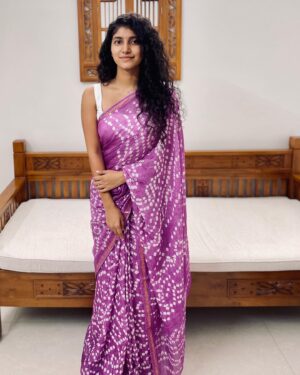 Meetha Raghunath Instagram - Wearing bandhani while constantly vibing to Thallumaala songs in my head 🌝🌸