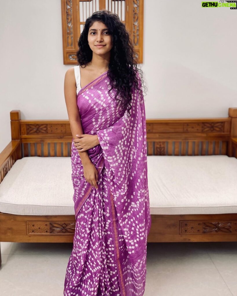 Meetha Raghunath Instagram - Wearing bandhani while constantly vibing to Thallumaala songs in my head 🌝🌸