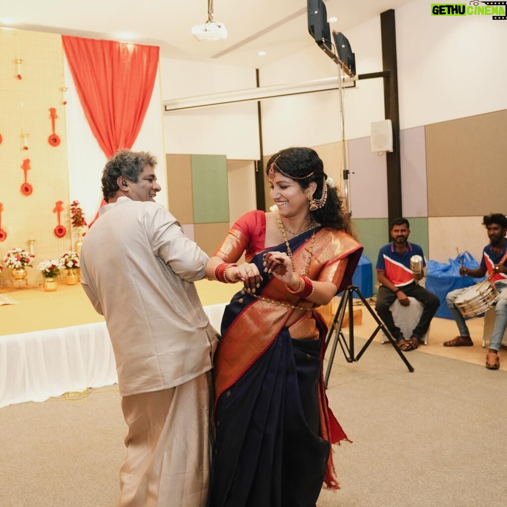 Meetha Raghunath Instagram - A couple of days late for International dance day, but Badaga dance for the win, always! If you don’t know what Badaga dance is, do yourself a favour and go to any Badaga festival/function in the Nilgiris and you’ll find yourself automatically dancing away! Thank me later 🌝 @weddingsbyvasanth