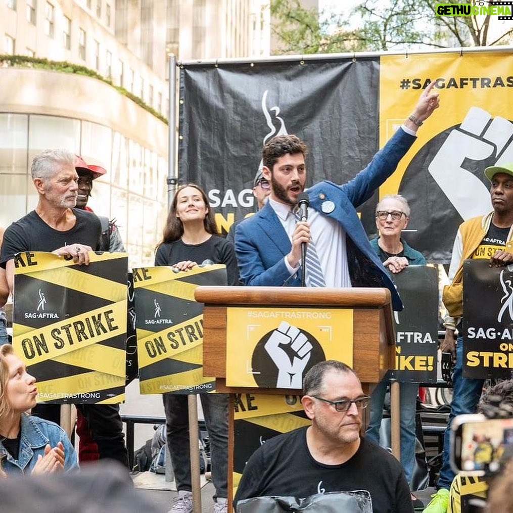 Megan Boone Instagram - Seeing all of your extraordinary faces, sometimes familiar, sometimes an old acquaintance in the crowd, fills my whole heart & soul. I’m really proud to be among you. Sappy, but true, I love the actors on the line. #sagaftra #sagaftrastrong #sagaftrastrike #sagaftramember @sagaftra