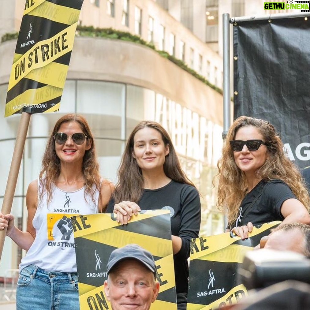 Megan Boone Instagram - Seeing all of your extraordinary faces, sometimes familiar, sometimes an old acquaintance in the crowd, fills my whole heart & soul. I’m really proud to be among you. Sappy, but true, I love the actors on the line. #sagaftra #sagaftrastrong #sagaftrastrike #sagaftramember @sagaftra