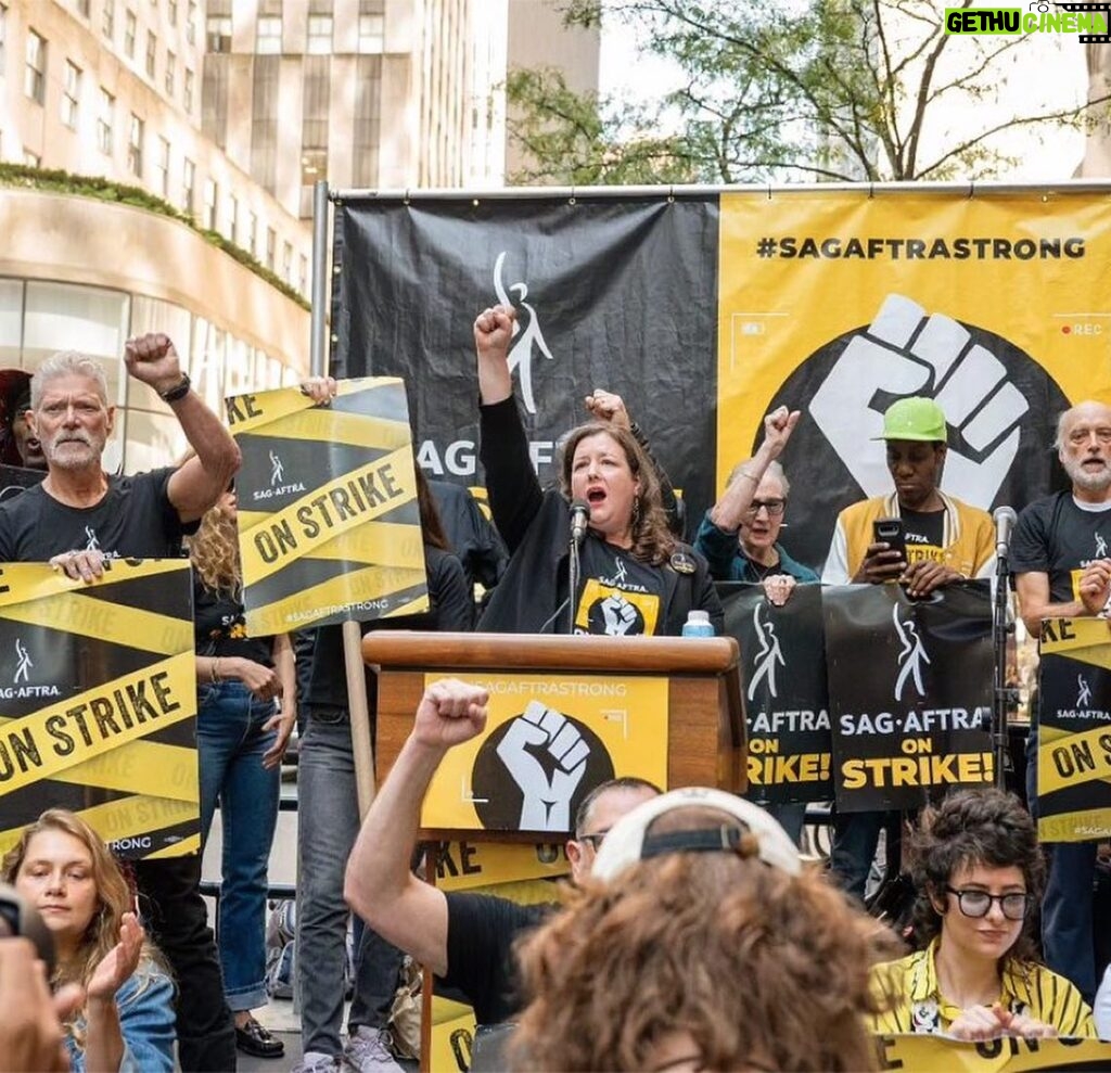 Megan Boone Instagram - Seeing all of your extraordinary faces, sometimes familiar, sometimes an old acquaintance in the crowd, fills my whole heart & soul. I’m really proud to be among you. Sappy, but true, I love the actors on the line. #sagaftra #sagaftrastrong #sagaftrastrike #sagaftramember @sagaftra