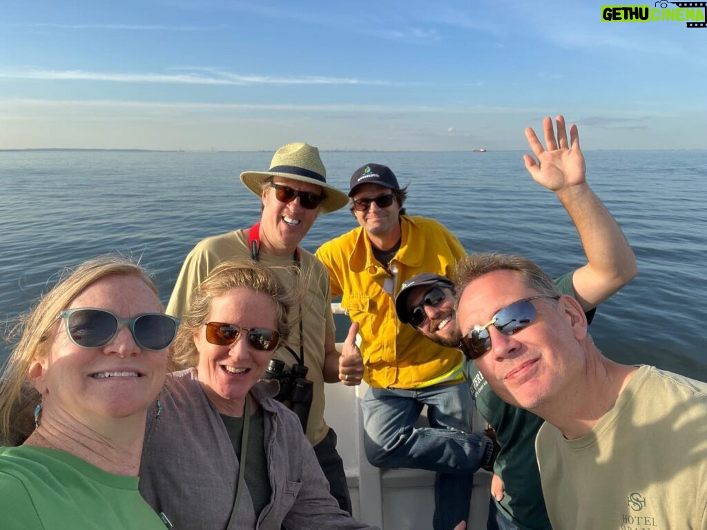 Megan Boone Instagram - Whale watching off the coast of NYC with the @riverkeeper community whose work helps make all of this possible (give the second slide some time. It’ll be worth it) 🐋