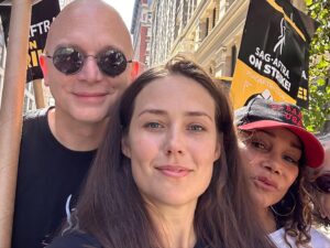 Megan Boone Instagram - This is what it’s all about. Thanks for how much I love seeing you all on and off screen. #michaelaronov @fionadourif @hishamtawfiq @michaelcerveris @daphnerubinvega @clintonbphotography @lukashassel @lookihere @t.cooper.4 @ddlovejoy @max.casella @david_e_harrison #theblacklist actors picket for residual payments from streaming. #sagaftra #unionstrong @sagaftra