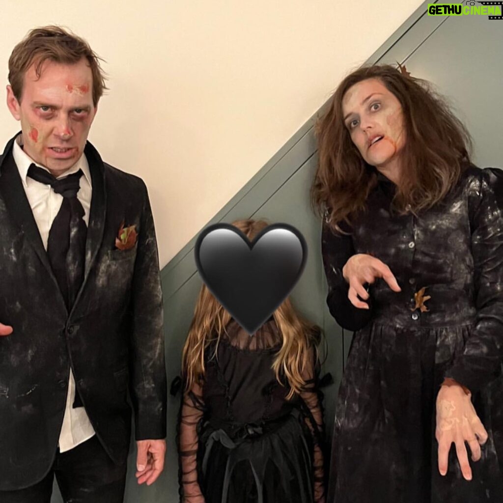 Megan Boone Instagram - Zombies and AI 🧟‍♀️