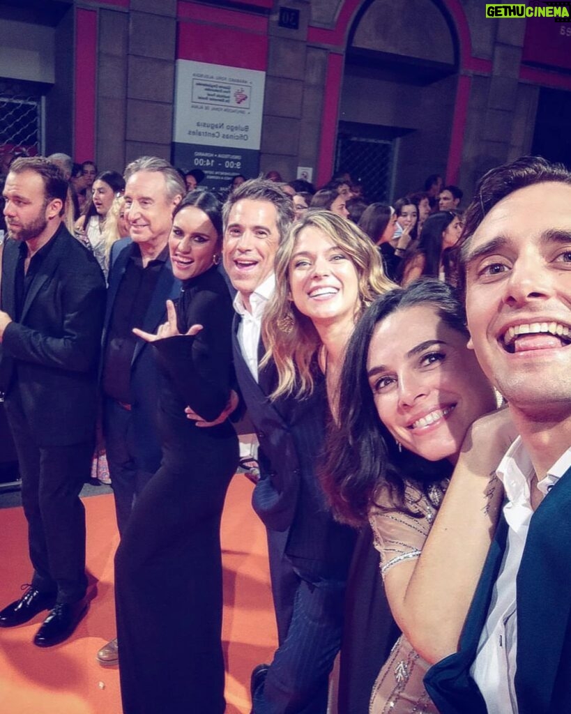 Megan Montaner Instagram - Ayer pasaron muchas cosas✨✨ Presentación de @entretierraslaserie 🍇 Gracias @festval_oficial 🧡