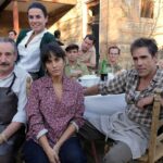 Megan Montaner Instagram - Magia de la buena! ❤️🍇 #juanjopuigcorbé @unaxugalde @begonamaestre_ @entretierraslaserie @atresplayer @grupoboomerang