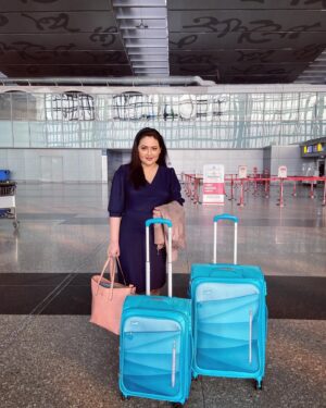 Megha Ghosh Instagram - 𝗟𝗶𝗳𝗲 𝗶𝘀 𝗦𝗼 𝗨𝗻𝗽𝗿𝗲𝗱𝗶𝗰𝘁𝗮𝗯𝗹𝗲 & 𝗨𝗻𝗳𝗮𝗶𝗿. 𝗧𝗵𝗶𝘀 𝗣𝗶𝗰 𝗜 𝗖𝗹𝗶𝗰𝗸𝗲𝗱 𝗢𝗻 𝟮𝟯𝗿𝗱 𝗝𝗮𝗻𝘂𝗮𝗿𝘆, 𝘄𝘀 𝗧𝗿𝗮𝘃𝗲𝗹𝗶𝗻𝗴 𝘁𝗼 𝗠𝘂𝗺𝗯𝗮𝗶. 𝗕𝗮𝗯𝗮 𝗙𝗲𝗹𝗹 𝗦𝗶𝗰𝗸 𝗝𝘂𝘇 𝗔𝗳𝘁𝗲𝗿 𝟯 𝗗𝗮𝘆𝘀 & 𝗜 𝗖𝗮𝗺𝗲 𝗕𝗮𝗰𝗸 𝗼𝗻 𝟮𝟳𝘁𝗵 𝗝𝗮𝗻𝘂𝗮𝗿𝘆 𝗡𝗶𝗴𝗵𝘁. 𝗜 𝗗𝗶𝗻 𝗞𝗻𝗼𝘄 𝗡𝗲𝘅𝘁 𝗠𝗼𝗻𝘁𝗵 𝗢𝗻 𝗧𝗵𝗶𝘀 𝗦𝗮𝗺𝗲 𝗗𝗮𝘁𝗲 𝟮𝟮𝗻𝗱 & 𝟮𝟯𝗿𝗱 𝗙𝗲𝗯𝗿𝘂𝗮𝗿𝘆 𝗜𝘁 𝘄𝘂𝗱 𝗕𝗲 𝗠𝘆 𝗙𝗮𝘁𝗵𝗲𝗿’𝘀 𝗣𝗿𝗮𝘆𝗲𝗿𝘀!! 😞😞😞

𝗜𝗻 𝗧𝗵𝗶𝘀 𝗦𝗺𝗮𝗹𝗹 𝗦𝗽𝗮𝗻 𝗼𝗳 𝗧𝗶𝗺𝗲 𝗕𝗮𝗯𝗮 𝗙𝗲𝗹𝗹 𝗦𝗶𝗰𝗸, 𝗚𝗼𝗻𝗲 𝗧𝗼 𝗜𝗖𝗨, 𝗖𝗵𝗮𝗻𝗴𝗲𝗱 𝟯 𝗛𝗼𝘀𝗽𝗶𝘁𝗮𝗹𝘀, 𝗦𝘁𝗮𝘆𝗲𝗱 𝗔𝘁 𝗛𝗼𝗺𝗲 𝗳𝗼𝗿 𝗙𝗲𝘄 𝗗𝗮𝘆𝘀 & 𝗟𝗲𝗳𝘁 𝗨𝘀 𝗙𝗼𝗿𝗲𝘃𝗲𝗿!!! 𝗦𝘁𝗶𝗹𝗹 𝗜𝘁 𝗙𝗲𝗲𝗹𝘀 𝗟𝗶𝗸𝗲 𝗮 𝗕𝗮𝗱 𝗗𝗿𝗲𝗮𝗺. 𝗣𝗹𝘀 𝗧𝗲𝗹𝗹 𝗠𝗲 𝗘𝘃𝗲𝗿𝘆𝘁𝗵𝗶𝗻𝗴 𝘄𝘀 𝗮 𝗟𝗶𝗲𝗲𝗲𝗲𝗲 🙏. 

𝗕𝗮𝗯𝗮 𝗪𝗮𝗻𝘁𝘀 𝗠𝗲 𝗧𝗼 𝗦𝘁𝗮𝗿𝘁 𝗠𝘆 𝗟𝗶𝗳𝗲 𝗙𝗿𝗼𝗺 𝗧𝗵𝗮𝘁 𝗔𝗶𝗿𝗽𝗼𝗿𝘁 𝗔𝗴𝗮𝗶𝗻………