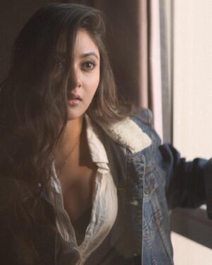 Megha Chowdhury Instagram - Cold, lil 🖤 
 @siladitya_dutta x @bipradip_chakraborty 🌸