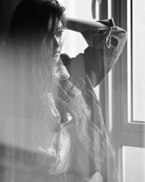 Megha Chowdhury Instagram - Cold, lil 🖤 
 @siladitya_dutta x @bipradip_chakraborty 🌸