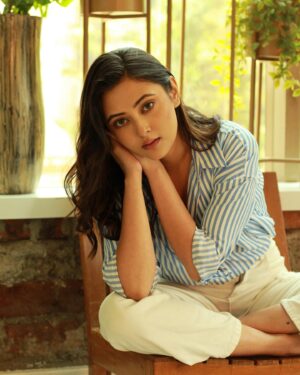Megha Chowdhury Instagram - himmat kar, sabar kar, bhikar kar 
bhi sawar jaaega yakeen kar, shukar kar 
waqt hai, yeh guzar jaaega
-wajid shaikh 

📸 @manmohanthorat
