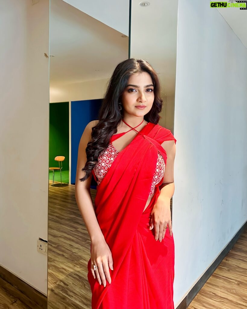 Megha Daw Instagram - 👀🌹 Outfit : @sampurna_dey_100 💄 @bhagyashree_deb #ankhiyaangulaab #saree #meghadaw