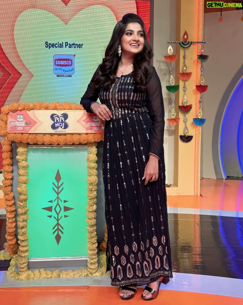 Megha Daw Instagram - See you all tomorrow!🎀💙 Only on @zeebanglaofficial #didino1season9 Make up: @makeupartist.sourab daa🫶 Hair: @mitra_chandra dii✨ 📸 @mrinmoysiva daa🫶