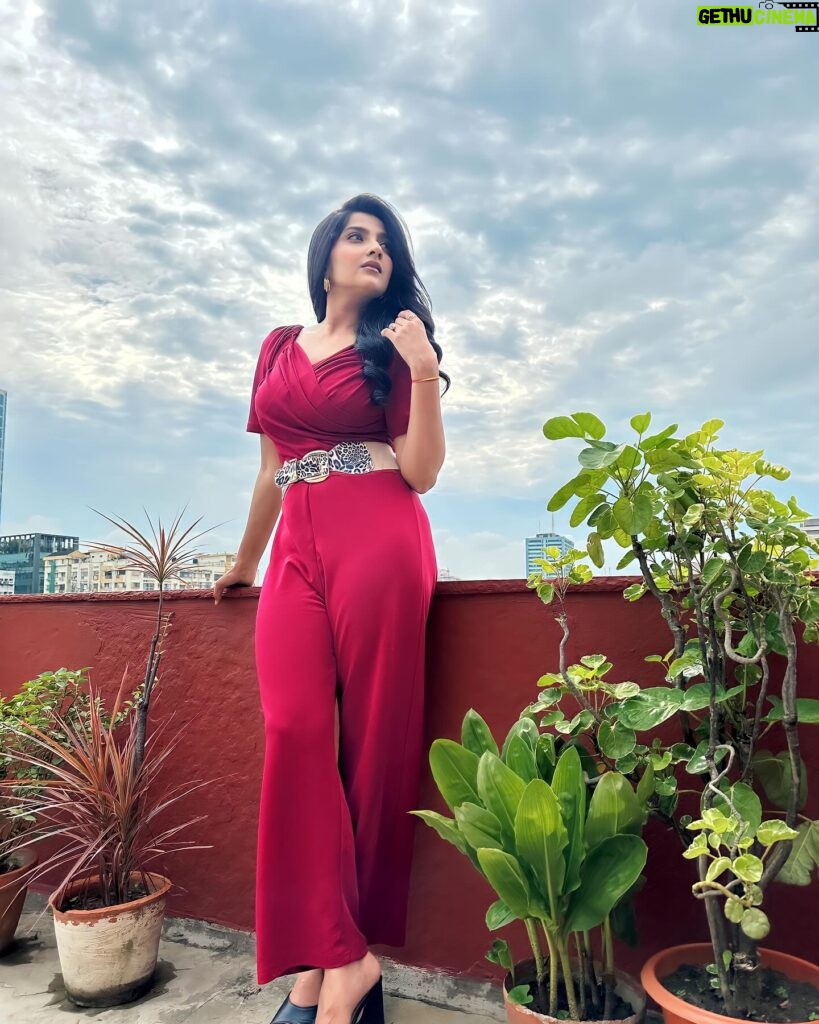 Megha Daw Instagram - 🫰🏻 Outfit : @sampurna_dey_100 ✨ Make up&hair: @rupsha_roy_official ✨ #meghadaw #meghadawofficial #outfit #sky #instagood