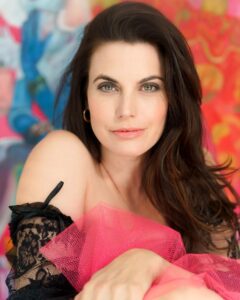 Meghan Ory Instagram - Shaking off my mom jeans for a bit. Thanks @maggiedixon and @begorgeousbeauty for the great shoot!