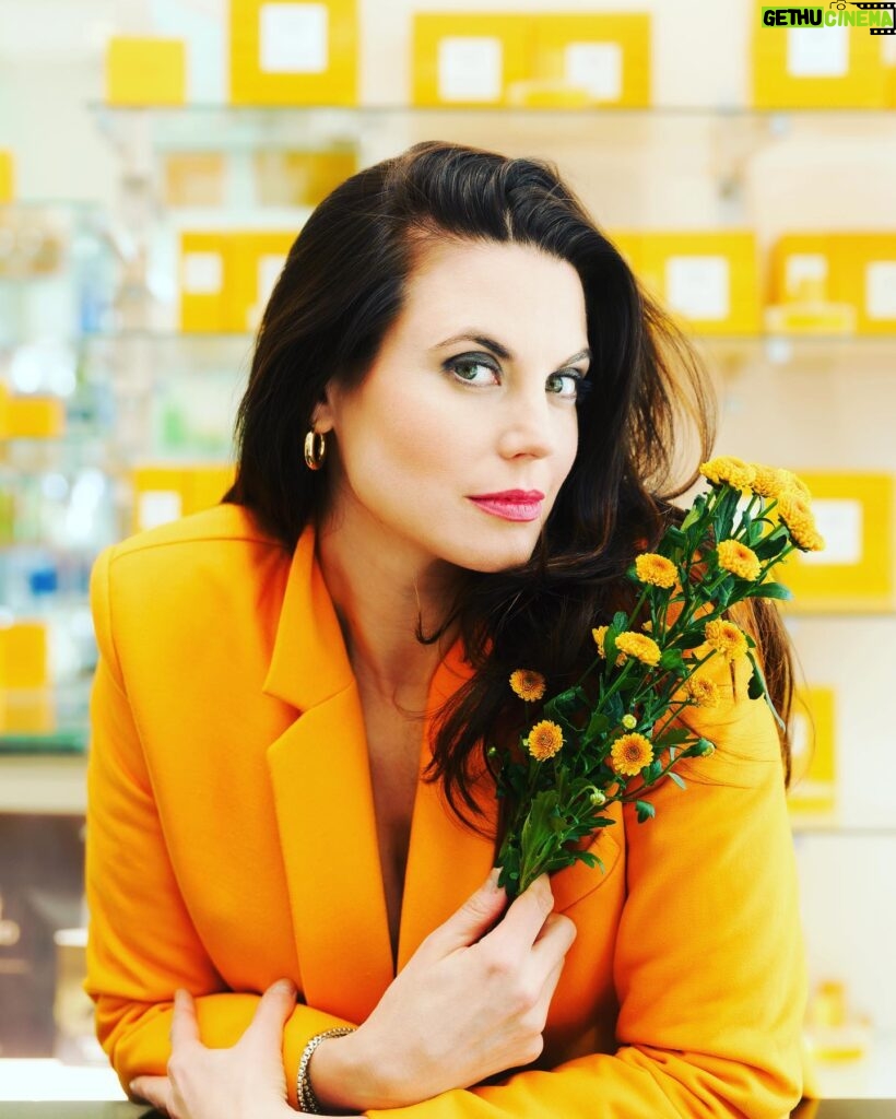 Meghan Ory Instagram - Spring! #mellowyellow #spring #flowers @maggiedixon photo