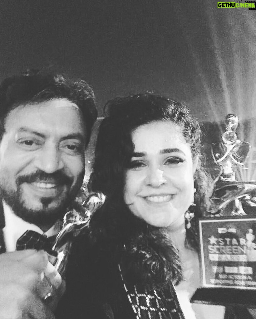 Meher Vij Instagram - Glad I found this picture— ❤️ As a passionate artist I shall always remember u for inspiring me and lot of us in many ways - - #memories #specialmoments #glory #restinpeace #mehervij #starscreenawards2017 #irfankhan #legend #cinema #bollywood #salute #missing #rip #kokodiaries