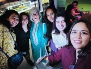 Mehreen Jabbar Instagram - The women of the ‘Jackson Heights’ TV series reunite as a group after 10 years.  Director of Photography @naushero Assistant Directors @imaanzkhan @zarmeenali and of course the leading women @therealmarinakhan and @aaminasheikh  #jacksonheights #tvseries