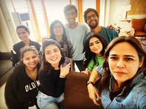 Mehreen Jabbar Instagram - Awesome people to work with. Past, present and hopefully future. @farihaafzalkhan @imaanzkhan @fezedi @hiraa.m @nabil_rizvi @its_mahahasan @hurriyamansoor