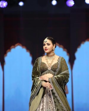 Mehtab Mirza Instagram - Paakezah🌹 

Show director- @keyurdesaiofficial 
Backstage - @bhagyashree__bhatt 
 Designer - @asopalav 
Jewellery - @kalamandirjewellers