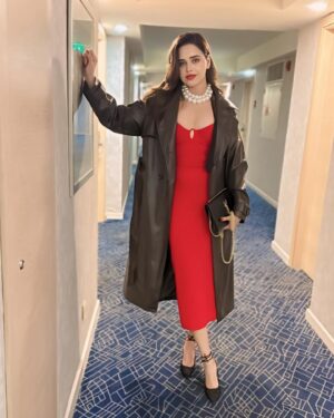 Mehtab Mirza Instagram - Birthday 2024 ♥️ 🎂 ✨ 🎉 🥂 
I am so grateful for the family & friends God chose to give me .Life is good alhamdulilah 🧿 ✨💕

.
.
.
.
#fyp #foryourpage #explore #explorepage✨ #ootd #instagood #luckygirl