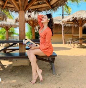 Mehtab Mirza Instagram - Sandy toes, sun- kissed nose ☀️ 🌊 🐚 🌴🍹 

.
.
.
.
.
.
.
#fyp #foryourpage #explore #explorepage