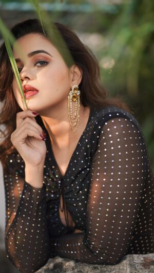 Mehtab Mirza Instagram - Cos black roses are rare to find ✨ 🥀 

Shot by @nirmal_abhayawardhana 

.
.
.
.
.
.
.
#fyp #foryourpage #explore #explorepage #trendingreels #trending #reels #reelsinstagram #ootd #fashiongram