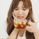 Mei Ho Instagram - 只要沒食物我的心情就會跟著血糖低落，變成「乾枯稻草人」，大吃火鍋配冰塊加滿的飲料、再用冰淇淋做結尾最療癒了！發現我的牙齒因為冰、熱、酸、甜而刺痛敏感，想著忍一忍就過了，但吃美食的心情卻總會被打斷，無法大口享受！最近透過舒酸定的吃貨潛力值線上測驗才發現，原來我這個問題就是敏感性牙齒，它不會因為忍一忍就好，還有可能越來越嚴重，不但會影響生活飲食，也讓我開始覺得擔心不能大口享用美食。 還不知道自己能不能當吃貨或有沒有口腔問題的朋友，可以使用@sensodynetw 舒酸定口腔健康線上測驗，測測看你的吃貨潛力值！檢測非常簡單！只要左滑(No)、右滑(Yes)回答問題，就能測出自己的吃貨潛力值和可能有的口腔問題。發現自己潛力值不高？不擔心！測驗會推薦給你適合的牙膏，使用No.1 牙醫推薦**舒酸定，幫你處理擾人的牙敏感問題，讓你放心當吃貨。 【舒酸定專業修復抗敏牙膏】 獨特的配方能深入牙齒脆弱敏感的部位，幫助舒緩敏感性牙齒＋3倍高效修復*** 再搭配軟軟的【專業修復抗敏牙刷】一起使用，能雙重處理敏感性牙齒問題^　清涼薄荷的溫和涼感，讓口腔隨時保持清新香氣。 有了舒酸定抗敏神隊友，從日常的刷牙開始做好抗敏保護，一起成為吃貨，展開Happy mouth！Happy life！現在終於可以好好大口吃冰享受美食，不用小心翼翼擔心敏感性牙齒的不適感了！ #舒酸定 #吃貨力檢測 #舒酸定專業修復抗敏牙膏 #HappymouthHappylife *每天刷牙兩次並配合正確刷牙習慣 **根據2023年6月~2023年7月Ipsos市場調查報告(抗敏牙膏品類) ***依據體外試驗測試評估封填牙本質小管程度，與含氟化亞錫之舒酸定牙膏相比，須配合正確刷牙習慣，每天使用兩次 ^係指同時使用舒酸定抗敏牙刷及抗敏牙膏，幫助舒緩敏感性牙齒，須配合正確刷牙習慣，每天使用兩次